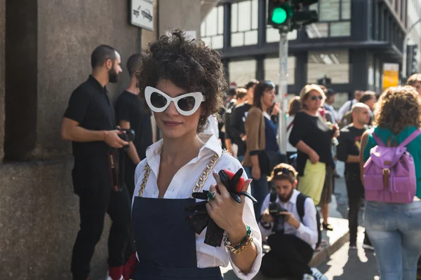 Moderigtigt kvinde poserer under Milano Fashion Week - Stock-foto