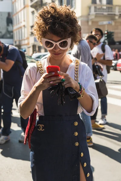 おしゃれな女性がミラノ ・ ファッション ・ ウィーク中にポーズ — ストック写真