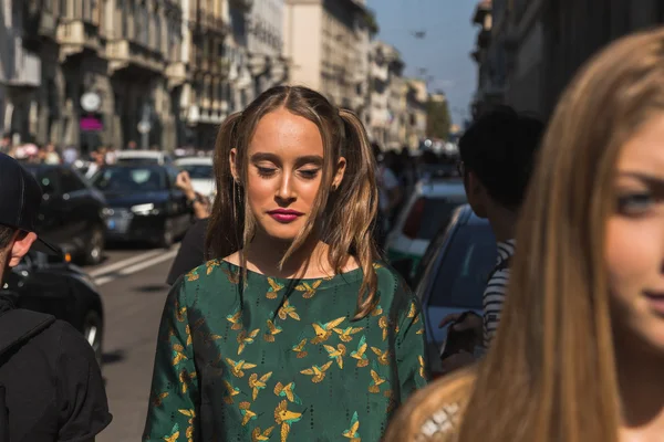 Pessoas na moda durante a Milan Fashion Week — Fotografia de Stock