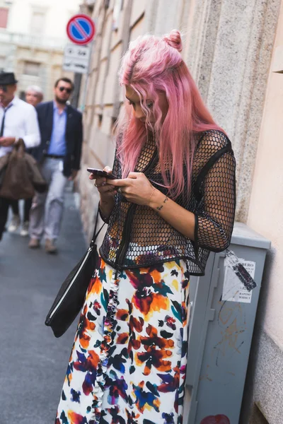 Mulher na moda posando durante a Milan Fashion Week — Fotografia de Stock