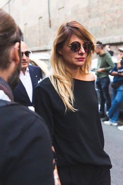 Mulher na moda posando durante a Milan Fashion Week — Fotografia de Stock