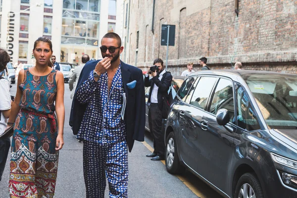 Donna alla moda in posa durante la settimana della moda di Milano — Foto Stock