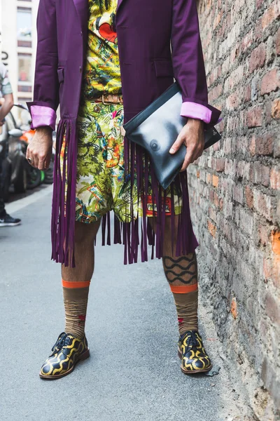 Uomo alla moda in posa durante la settimana della moda di Milano — Foto Stock