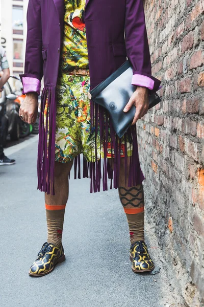 Homme à la mode posant pendant la Fashion Week de Milan — Photo