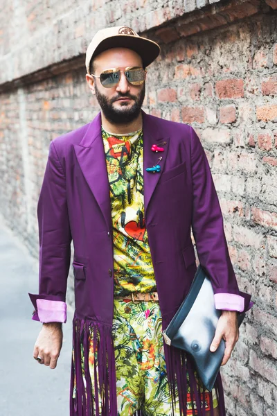 Uomo alla moda in posa durante la settimana della moda di Milano — Foto Stock