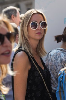 Milano Moda Haftası sırasında poz moda kadın