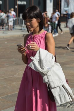 Milano Moda Haftası sırasında poz moda kadın