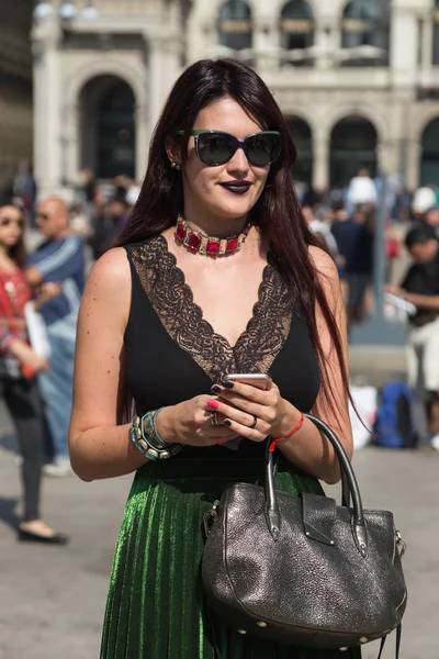 Modieuze vrouw die zich voordeed tijdens de Milan Fashion Week — Stockfoto