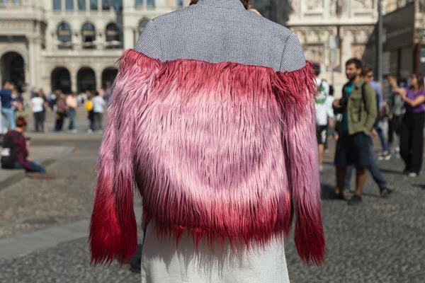 Mulher na moda posando durante a Milan Fashion Week — Fotografia de Stock