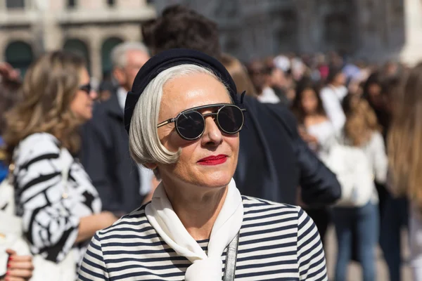 Donna alla moda in posa durante la settimana della moda di Milano — Foto Stock