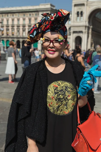 Modna kobieta pozowanie podczas Milan Fashion Week — Zdjęcie stockowe