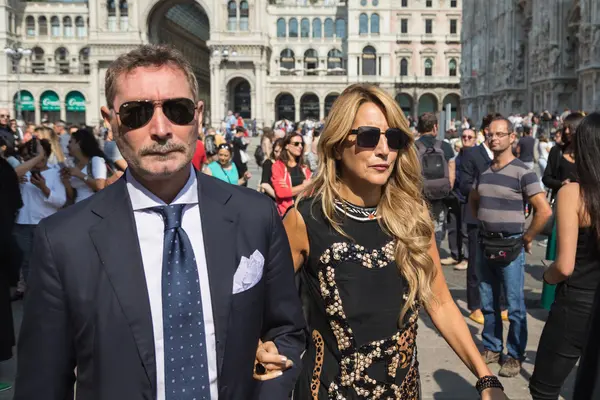 Donna alla moda in posa durante la settimana della moda di Milano — Foto Stock