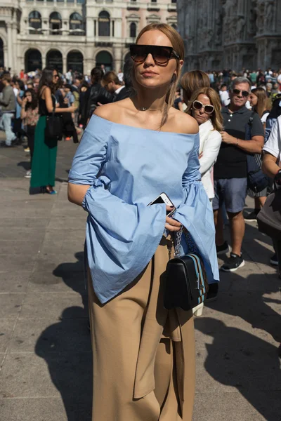 Femme à la mode posant pendant la Fashion Week de Milan — Photo