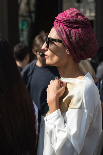 Donna alla moda in posa durante la settimana della moda di Milano — Foto Stock