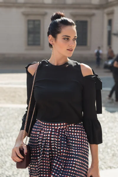 Femme à la mode posant pendant la Fashion Week de Milan — Photo