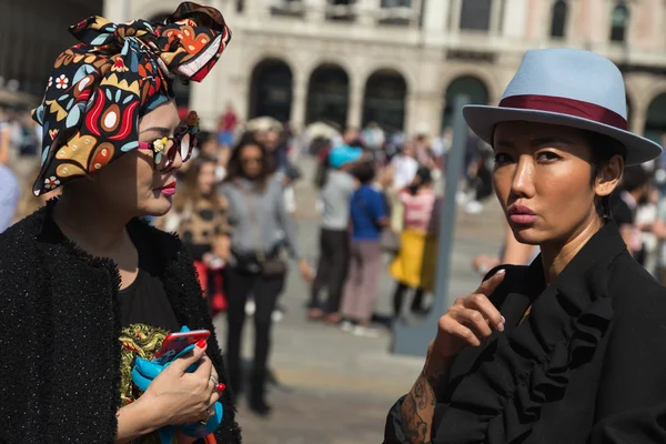 Modne kobiety stwarzające podczas Milan Fashion Week — Zdjęcie stockowe