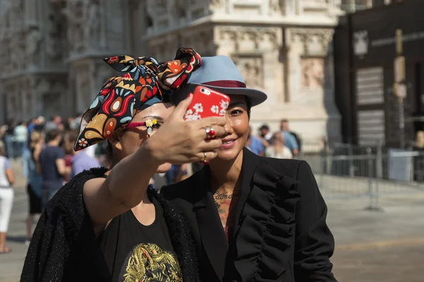 Femmes à la mode posant pendant la Fashion Week de Milan — Photo