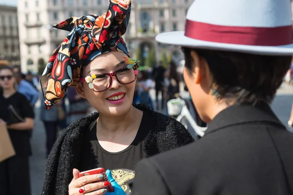 Mulheres na moda posando durante a Milan Fashion Week — Fotografia de Stock