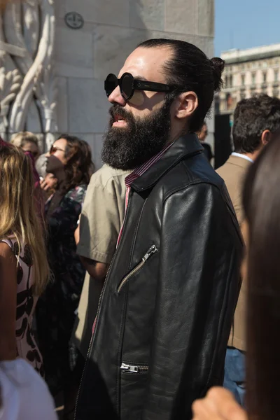 Modieuze man die zich voordeed tijdens de Milan Fashion Week — Stockfoto