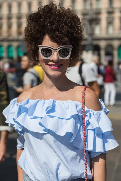 Модная женщина позирует на Неделе моды в Милане — стоковое фото