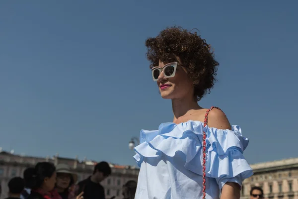 Modieuze vrouw die zich voordeed tijdens de Milan Fashion Week — Stockfoto