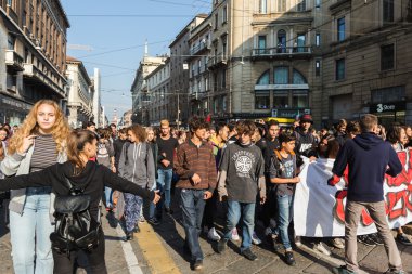 Milan, İtalya'da protesto öğrenciler