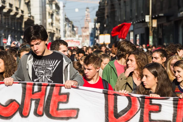 Studenci protestują w Mediolan, Włochy — Zdjęcie stockowe