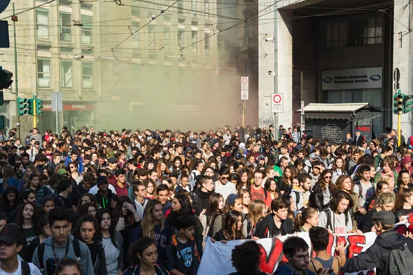 Studenti protestují v Miláně, Itálie — Stock fotografie