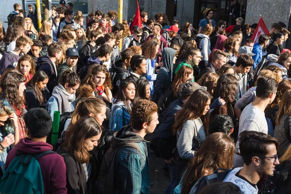 Studenti protestují v Miláně, Itálie — Stock fotografie