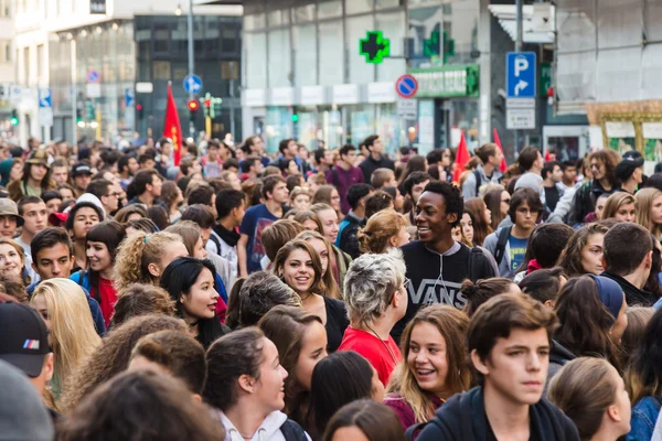 Studenti protestují v Miláně, Itálie — Stock fotografie