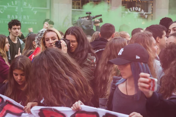 Studenti protestují v Miláně, Itálie — Stock fotografie