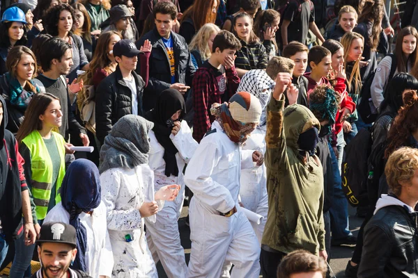 Des étudiants manifestent à Milan, en Italie — Photo