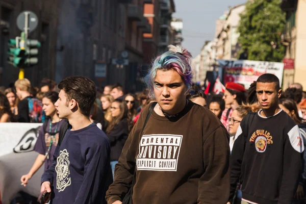 Diákok tiltakoztak: Milánó, Olaszország — Stock Fotó