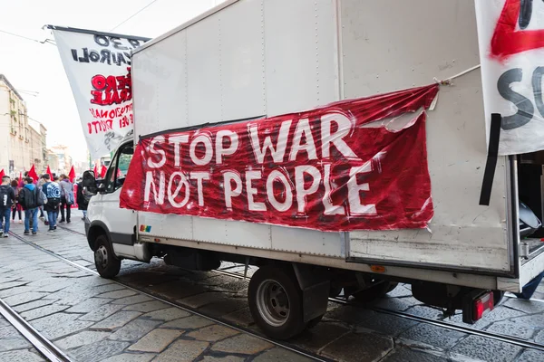 Students protesting in Milan, Italy — Stock Photo, Image