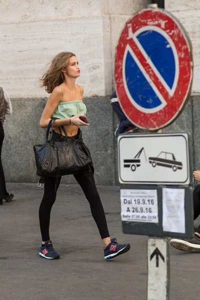 Milano Moda Haftası sırasında moda kadın — Stok fotoğraf