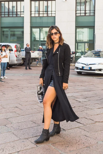 Mujer de moda durante la Semana de la Moda de Milán — Foto de Stock
