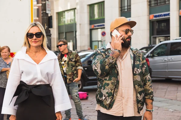 Pessoas na moda durante a Milan Fashion Week — Fotografia de Stock