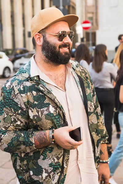 Modny mężczyzna podczas Milan Fashion Week — Zdjęcie stockowe