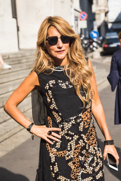 Fashionable woman during Milan Fashion Week — Stock Photo, Image