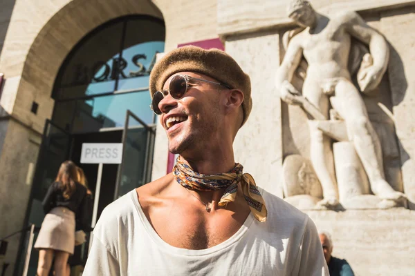 Homme à la mode pendant la Fashion Week de Milan — Photo