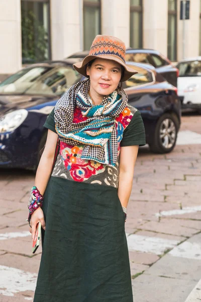 Модная женщина на Неделе Моды в Милане — стоковое фото