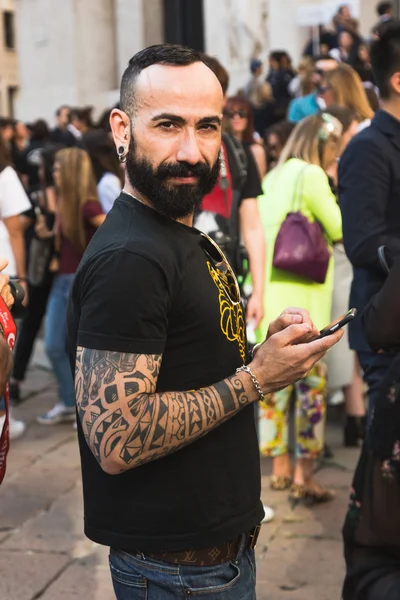 Uomo alla moda durante la settimana della moda di Milano — Foto Stock