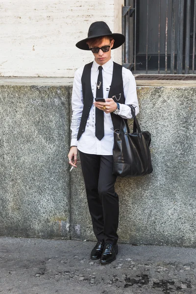Homem elegante durante a semana de moda de Milão — Fotografia de Stock