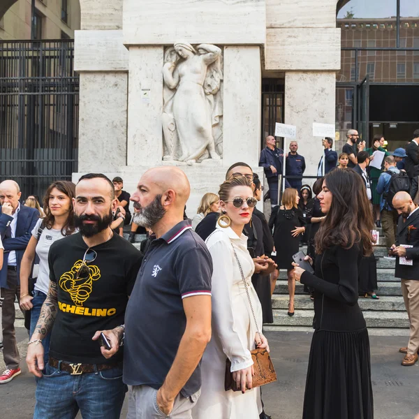 Modieuze mensen tijdens de Milan Fashion Week — Stockfoto