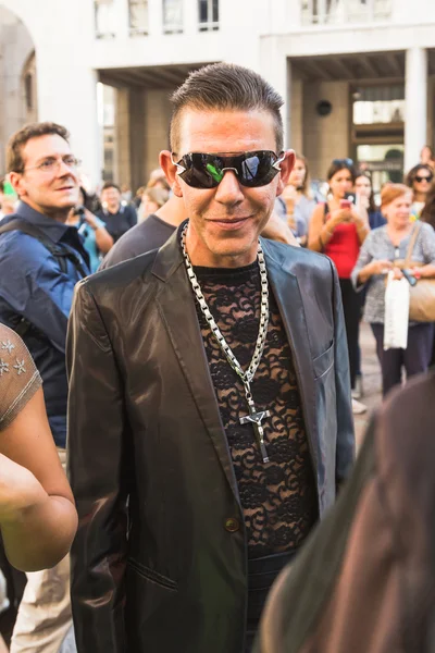 El hombre a la moda durante la Semana de la Moda Milán — Foto de Stock