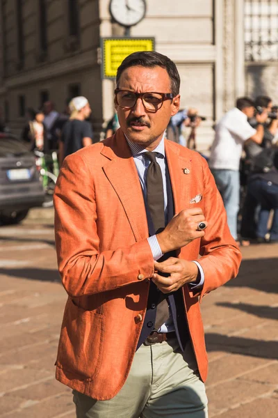 El hombre a la moda durante la Semana de la Moda Milán —  Fotos de Stock