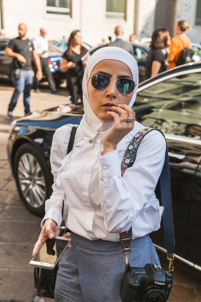 Модні жінки під час Мілан тиждень моди — стокове фото