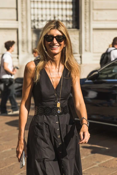 Femme à la mode pendant la Fashion Week de Milan — Photo