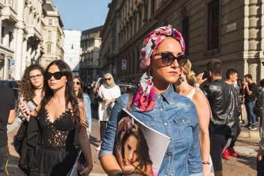 Milano Moda Haftası sırasında moda insanlar
