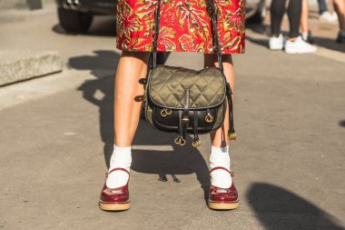 Çanta ve ayakkabı Milano Moda Haftası sırasında ayrıntı